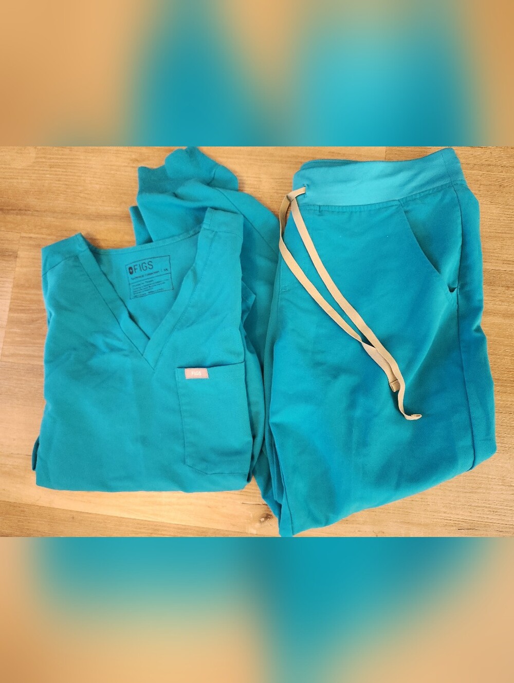 Women'a Figs Teal Scrub Set, Top is EXTRA SMALL, Pants are MEDIUM